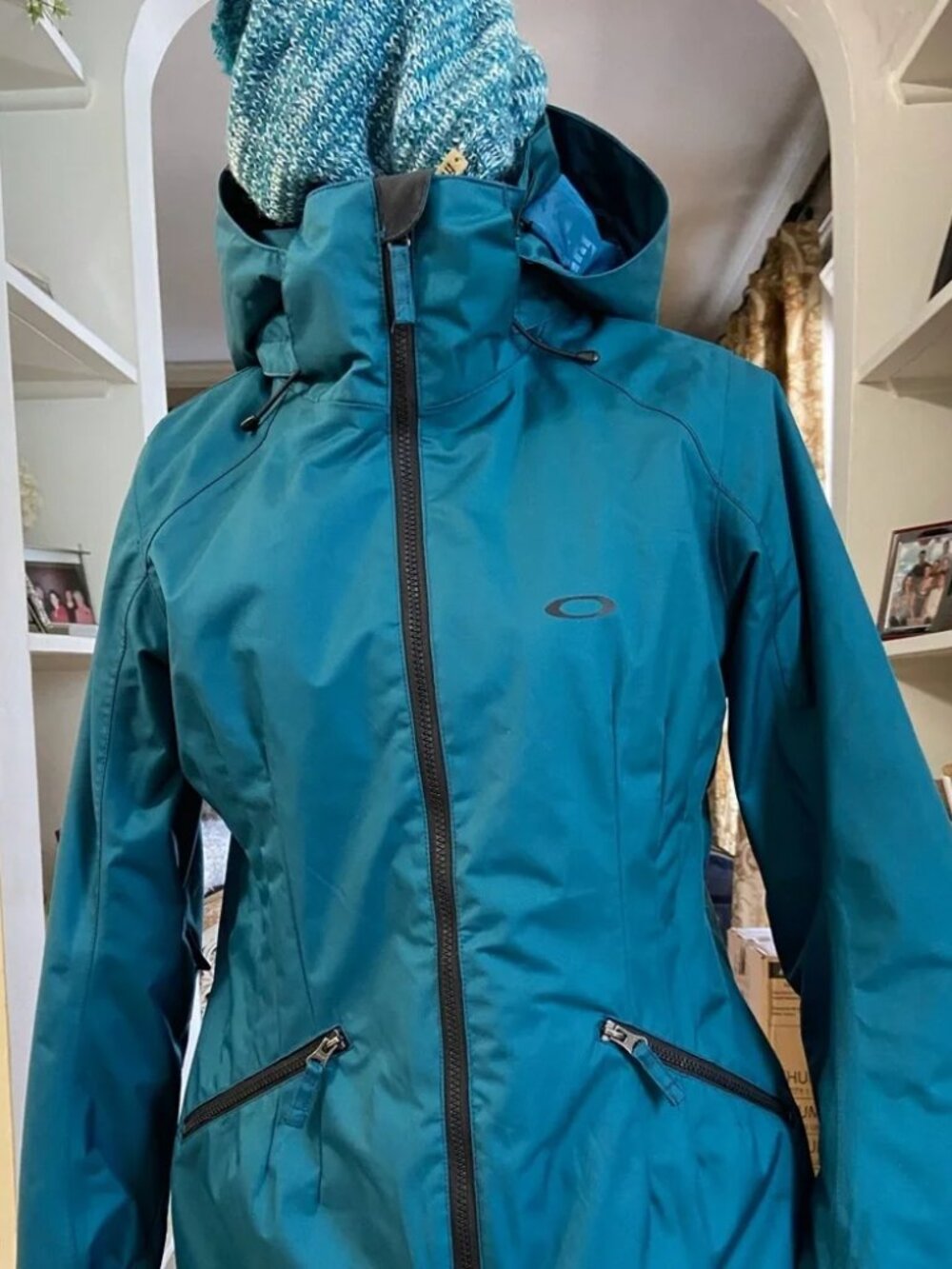 Oakley ski/snowboard jacket. Women's Medium